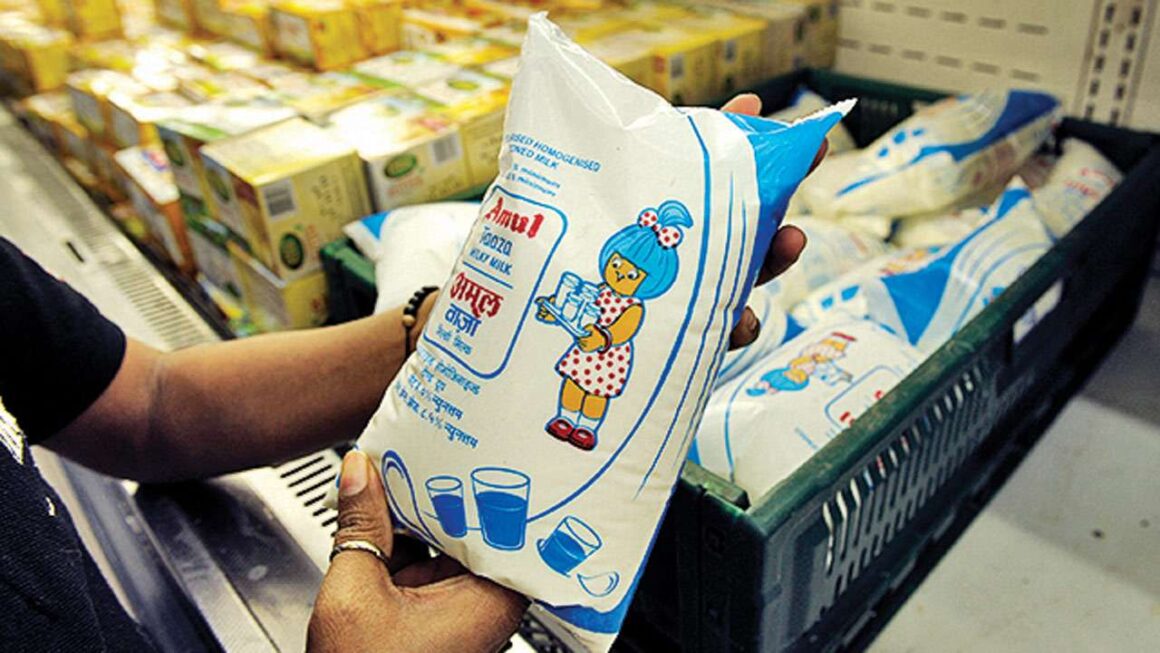 #Amul दूध के दाम आज से बढ़े वहीं दूध कंपनी #MotherDairy ने भी दूध के दाम 2₹ बढ़ा दिए हैं..