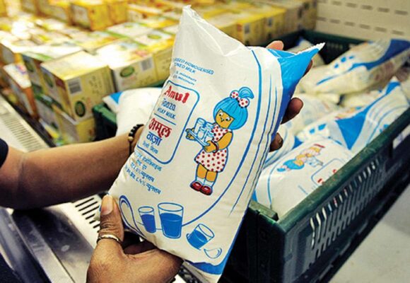 #Amul दूध के दाम आज से बढ़े वहीं दूध कंपनी #MotherDairy ने भी दूध के दाम 2₹ बढ़ा दिए हैं..