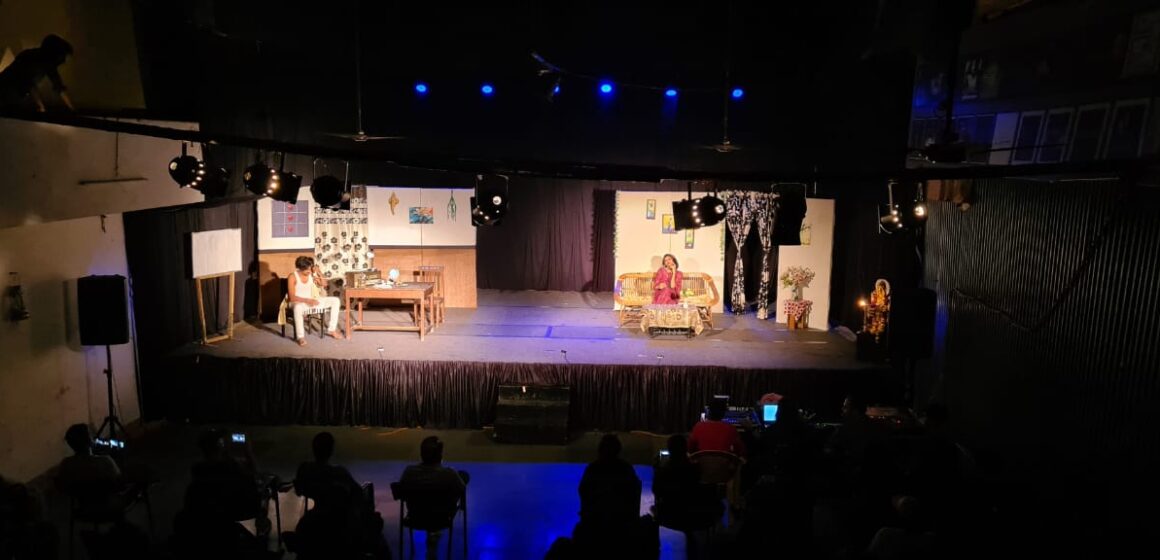 अभिनव कला समाज के मंच पर अनवरत के कलाकारों ने पेश किया नाटक ‘बादशाहत का खात्मा’