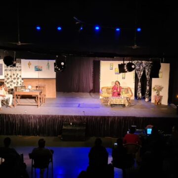 अभिनव कला समाज के मंच पर अनवरत के कलाकारों ने पेश किया नाटक ‘बादशाहत का खात्मा’